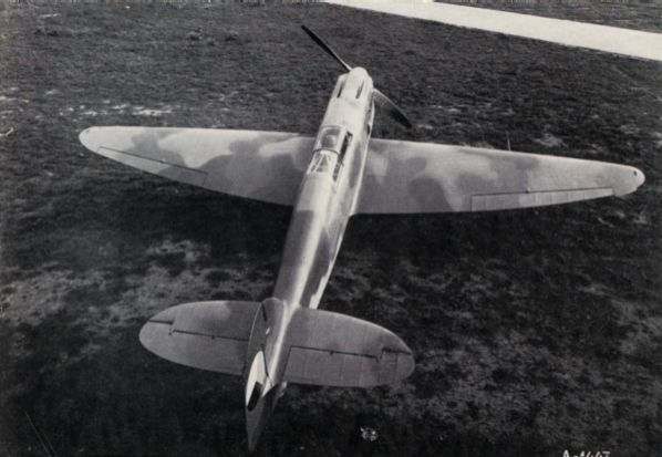 Avia B-35.1 - jasně viditelné rozložení kamuflážních polí. Letoun je vybaven původní kovovou vrtulí z typu SB-2.