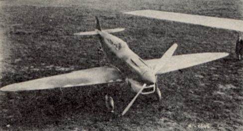 Avia B-35.1 - první podoba s výsostnými znaky pouze na směrovce a kovovou vrtulí.